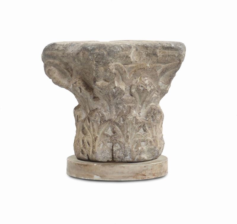 Capitello in marmo scolpito, XVIII secolo  - Asta Arredi dalle dimore degli eredi Ercole Marelli e altre provenienze - Cambi Casa d'Aste