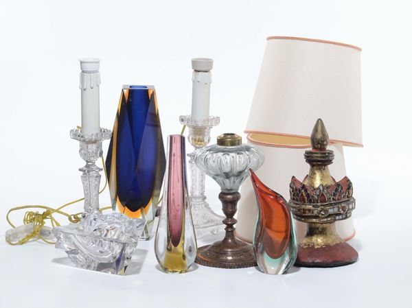 Lotto di vasetti in vetro colorato e coppia di candelieri in vetro incolore
