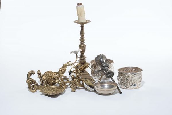 Lotto di oggetti in bronzo dorato e metallo
