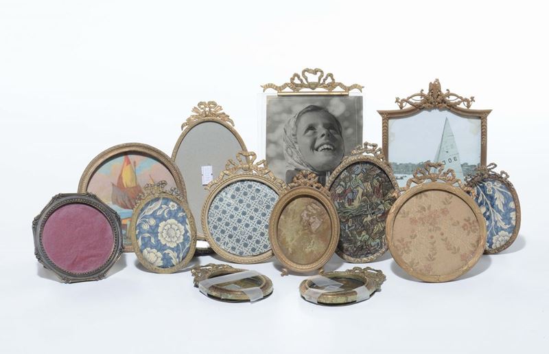 Lotto di cornicette in bronzo e altri materiali  - Asta Arredi dalle dimore degli eredi Ercole Marelli e altre provenienze - Cambi Casa d'Aste