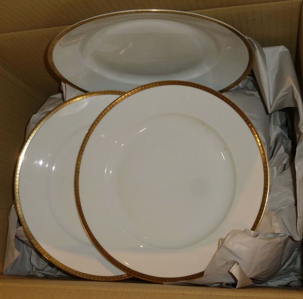 Servizio di piatti in porcellana con bordo blu o oro