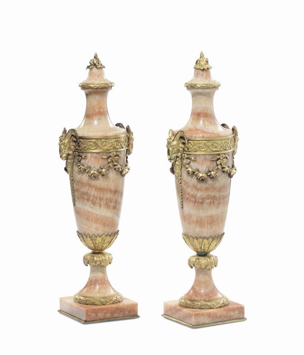 Coppia di vasi in marmo e bronzi dorati, XIX secolo