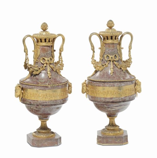 Coppia di vasi in marmo e bronzi dorati a due manici, XIX secolo