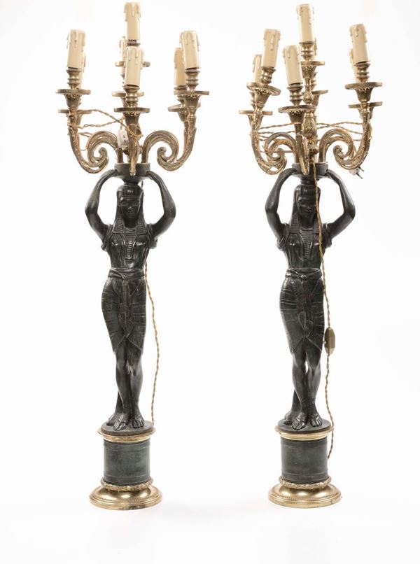 Coppia di candelabri a sette luci in bronzo dorato e brunito, epoca 1950