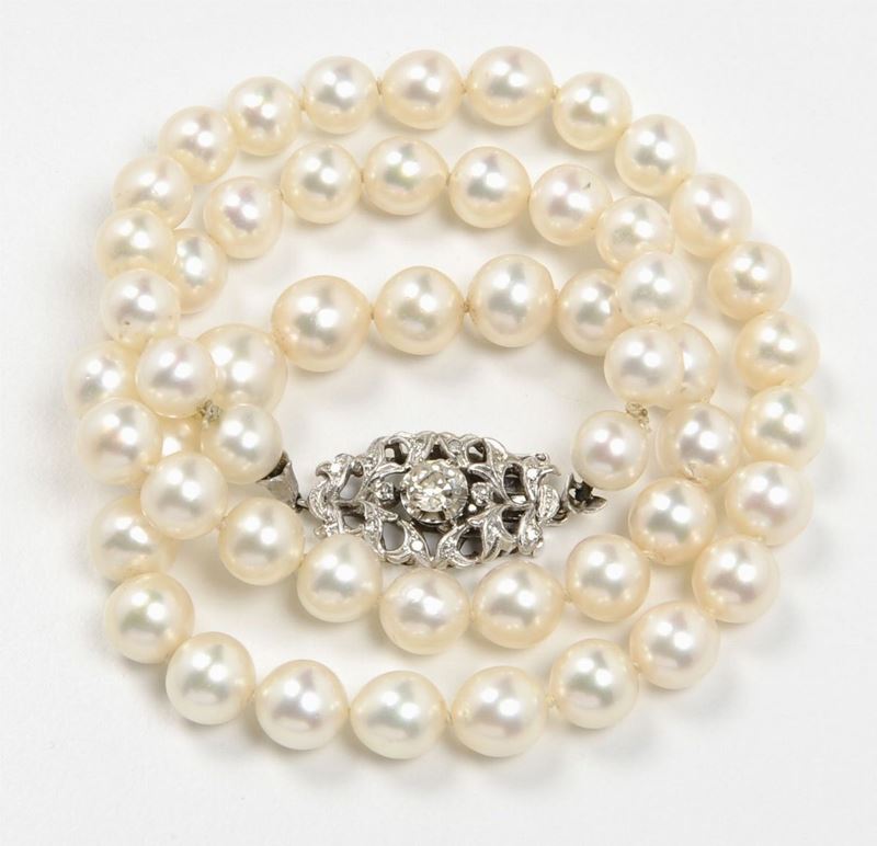 A cultured pearl necklace with a diamond and gold clasp  - Auction Furnishings from the mansions of the Ercole Marelli heirs and other property - Cambi Casa d'Aste