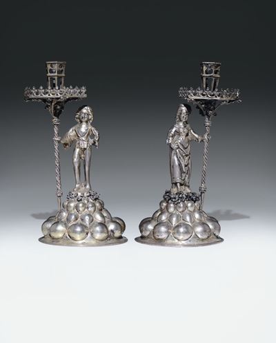Coppia di Candelieri con Paggio e Dama Marchi: Pigna, “nfrs”, “n” Gotico in Scudo Hanau, Fine XIX...