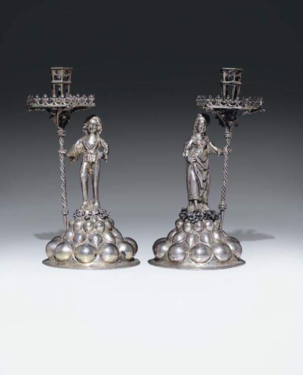 Coppia di candelieri con paggio e dama Marchi: pigna, “NFRS”, “n” gotico in scudo Hanau, fine XIX secolo, August e Ludwig Neresheimer