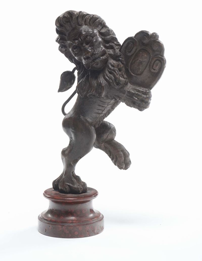 Scultura lignea raffigurante leone rampante con stemma, XIX secolo  - Asta Arredi dalle dimore degli eredi Ercole Marelli e altre provenienze - Cambi Casa d'Aste