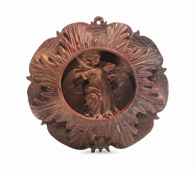 Pendente in Legno di Bosso Scolpito, Bordo Mistilineo con Decoro Vegetale e al Centro Figura di S...