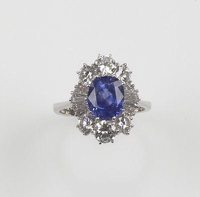 Anello con Zaffiro Sri Lanka di Ct 4,00 e Diamanti a Contorno