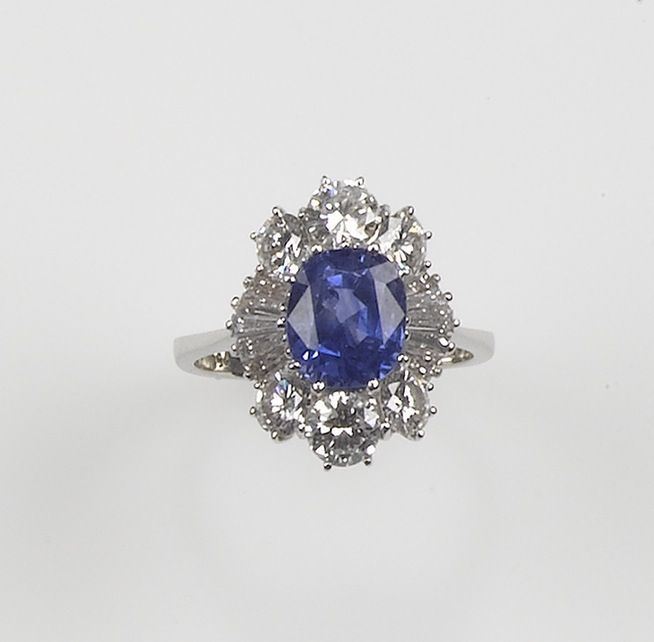 A sapphire and diamond ring. The Sri Lankan sapphire weighing 4,00 carats is set with diamonds and mounted in white gold 750/1000. Accompaigned with R.A.G. Torino gemological report  - Auction Fine Jewels - Cambi Casa d'Aste