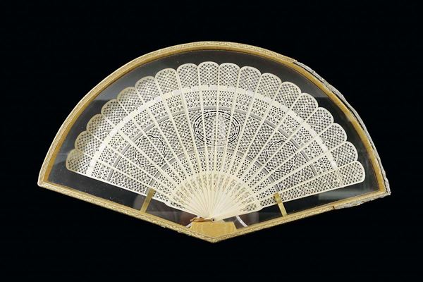 A carved ivory fan, China, Qing Dynasty, 19th century