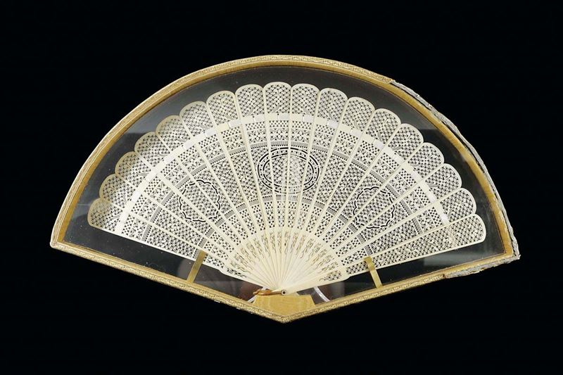 A carved ivory fan, China, Qing Dynasty, 19th century  - Auction Chinese Works of Art - Cambi Casa d'Aste