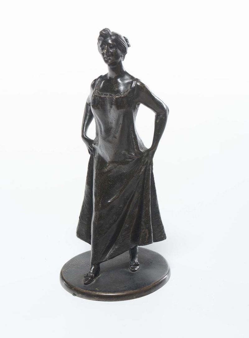 Scultura in bronzo raffigurante figura femminile, XIX-XX secolo  - Asta Arredi dalle dimore degli eredi Ercole Marelli e altre provenienze - Cambi Casa d'Aste