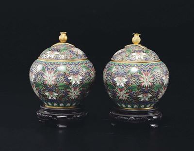 Coppia di Potiches con Coperchio a Smalti Cloisonné con Decoro Floreale, Cina, XX Secolo