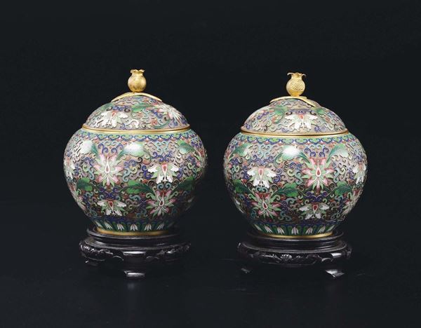Coppia di potiches con coperchio a smalti cloisonné con decoro floreale, Cina, XX secolo