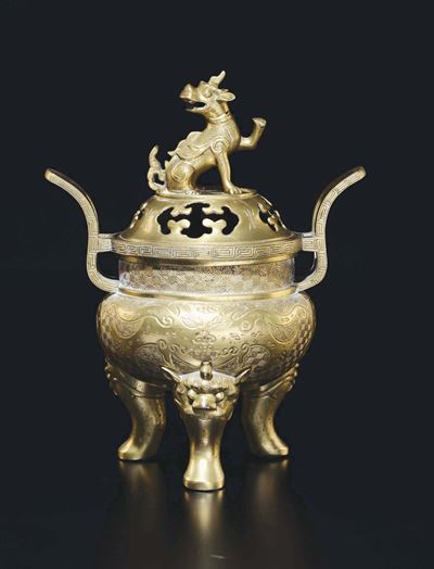 Incensiere Tripode in Bronzo Dorato con Coperchio Sormontato da Cane di Pho, Cina, XX Secolo