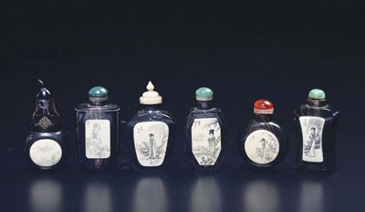 Lotto di Sette Snuff Bottles in Legno e Osso con Immagini di Guanyin e Paesaggi, Cina, XX Secolo