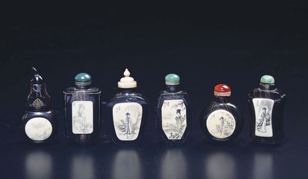 Lotto di sette snuff bottles in legno e osso con immagini di Guanyin e paesaggi, Cina, XX secolo