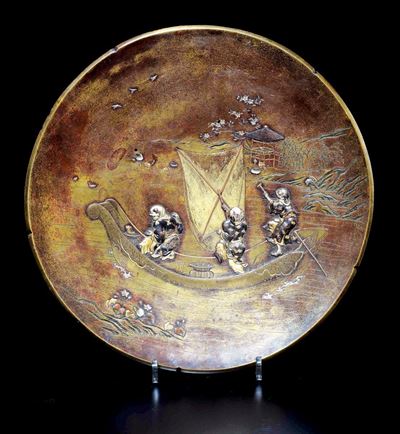 Piatto in Bronzo Sbalzato con Scena di Pescatori, Giappone, Fine XIX Secolo