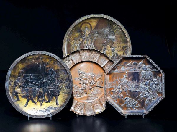 Quattro piatti in metallo sbalzato con immagini di guerrieri e divinità, Giappone, XX secolo