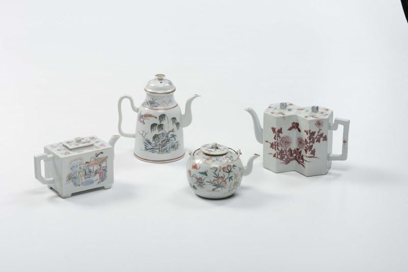 Quttro teiere in porcellana  - Asta Arredi dalle dimore degli eredi Ercole Marelli e altre provenienze - Cambi Casa d'Aste