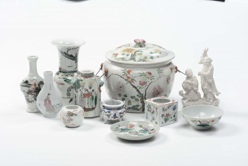 Lotto di oggetti in porcellana  - Auction Furnishings from the mansions of the Ercole Marelli heirs and other property - Cambi Casa d'Aste