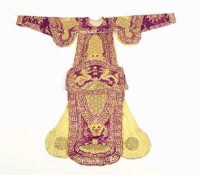 Veste in Seta Fondo Viola con Draghi Dorati, Aperta ai Lati e con Maniche Lunghe, Cina, Dinastia ...