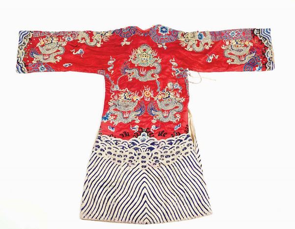 Veste in seta a fondo rosso con ricamo di draghi dorati, Cina, Dinastia Qing, XIX secolo