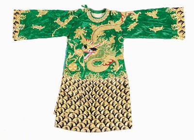 Veste in Seta a Fondo Verde con Ricamo di Dragone Dorato, Cina, XX Secolo