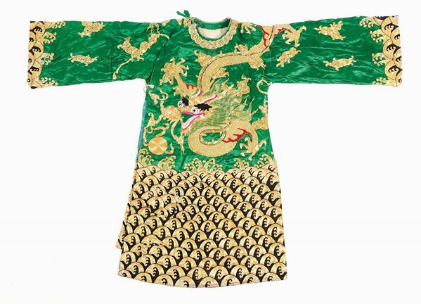 Veste in seta a fondo verde con ricamo di dragone dorato, Cina, XX secolo