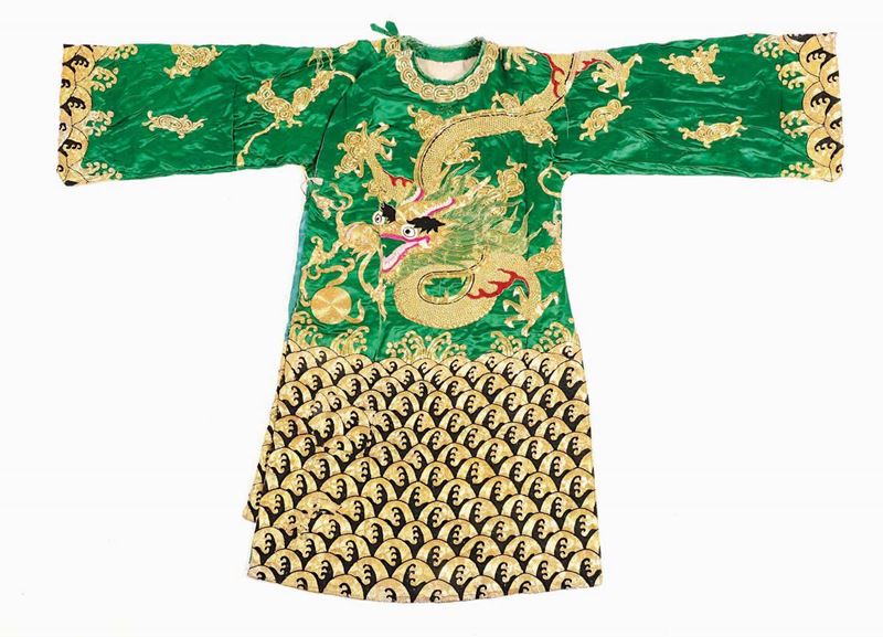 A silk green-ground dress with golden dragons, China, 20th century  - Auction Chinese Works of Art - Cambi Casa d'Aste