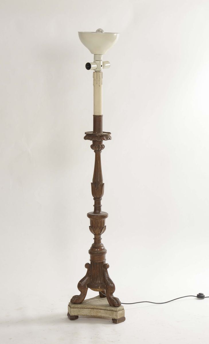 Piantana in legno scolpito  - Asta Arredi dalle dimore degli eredi Ercole Marelli e altre provenienze - Cambi Casa d'Aste