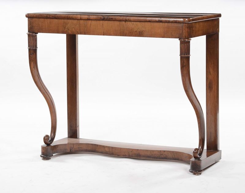 Console in noce con montanti anteriori sagomati, XIX secolo  - Auction Furnishings from the mansions of the Ercole Marelli heirs and other property - Cambi Casa d'Aste