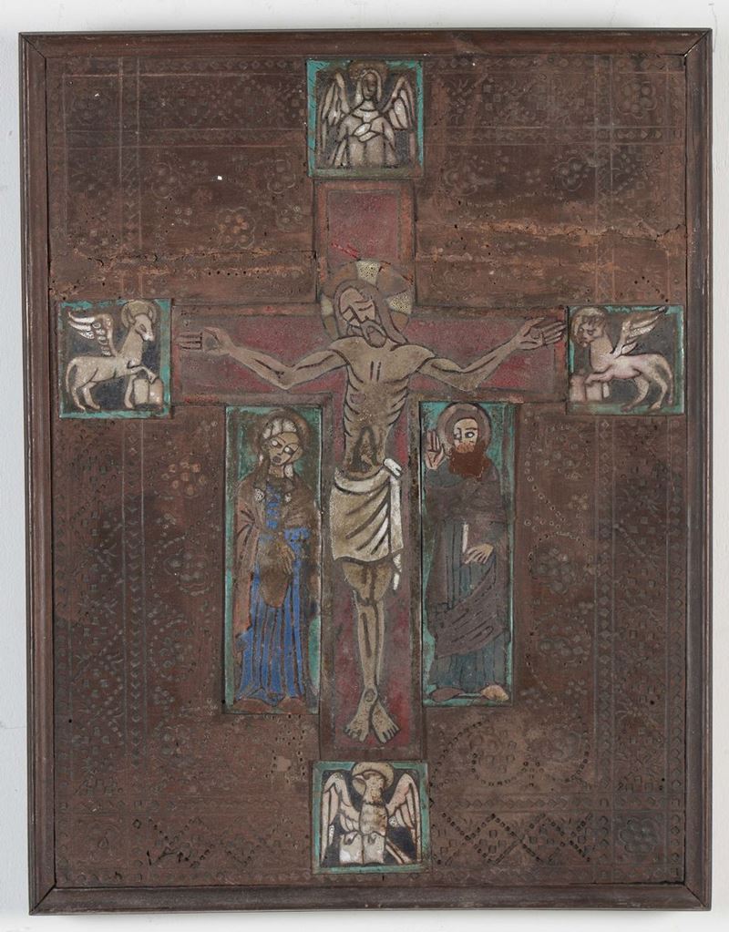 Quadro raffigurante crocifisso in lamierino smaltato su sfondo ligneo  - Asta Arredi dalle dimore degli eredi Ercole Marelli e altre provenienze - Cambi Casa d'Aste