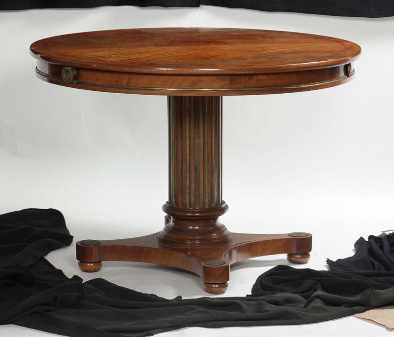 Tavolo circolare lastronato, XIX-XX secolo  - Auction Furnishings from the mansions of the Ercole Marelli heirs and other property - Cambi Casa d'Aste