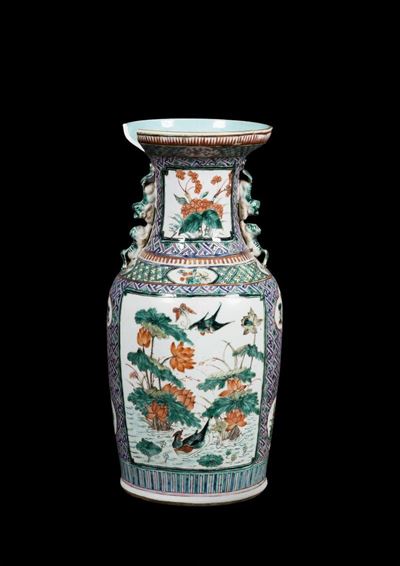 Vaso in Porcellana a Smalti Policromi con Raffigurazioni di Pavoni ed Uccellini, Cina, Dinastia Q...