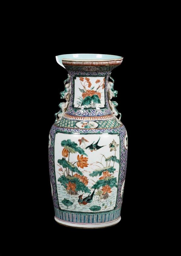 Vaso in porcellana a smalti policromi con raffigurazioni di pavoni ed uccellini, Cina, Dinastia Qing, XIX secolo