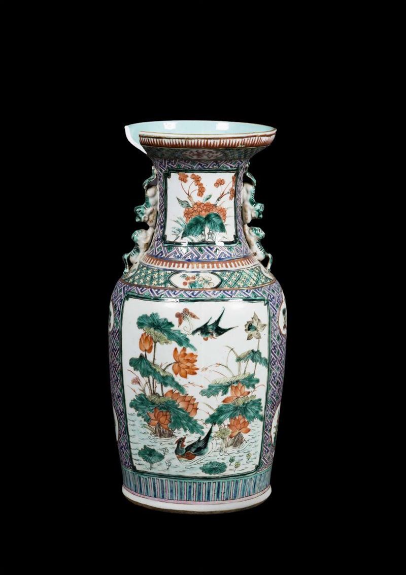 Vaso in porcellana a smalti policromi con raffigurazioni di pavoni ed uccellini, Cina, Dinastia Qing, XIX secolo  - Asta Arte Orientale - Asta Online - Cambi Casa d'Aste