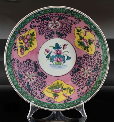 Piatto in Porcellana Policroma su Fondo Rosa con Decorazioni Floreali, Cina XX Secolo