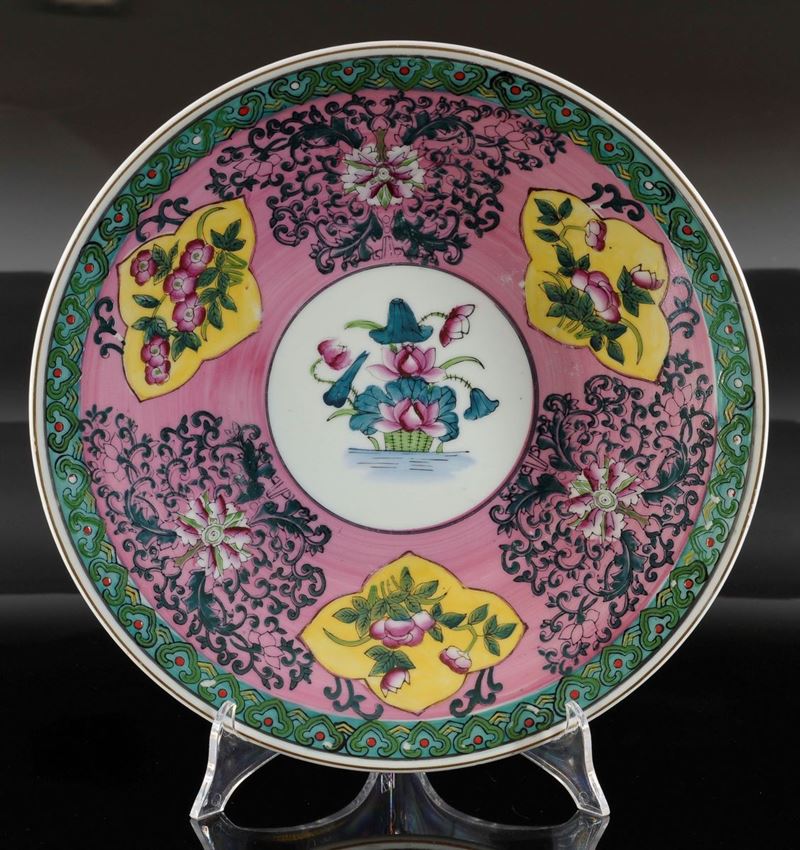 Piatto in porcellana policroma su fondo rosa con decorazioni floreali, Cina XX secolo  - Auction Furnishings from the mansions of the Ercole Marelli heirs and other property - Cambi Casa d'Aste