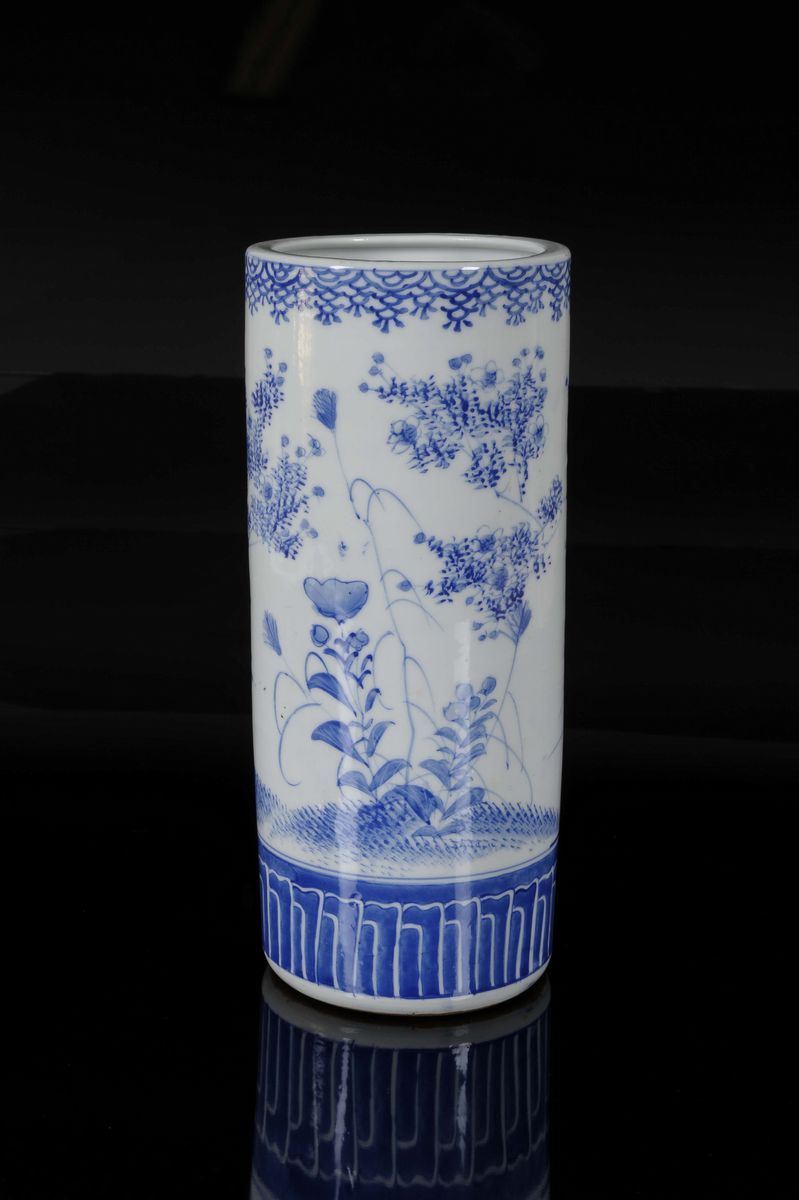 Vaso in porcellana bianca e blu, Cina XX secolo  - Asta Arredi dalle dimore degli eredi Ercole Marelli e altre provenienze - Cambi Casa d'Aste
