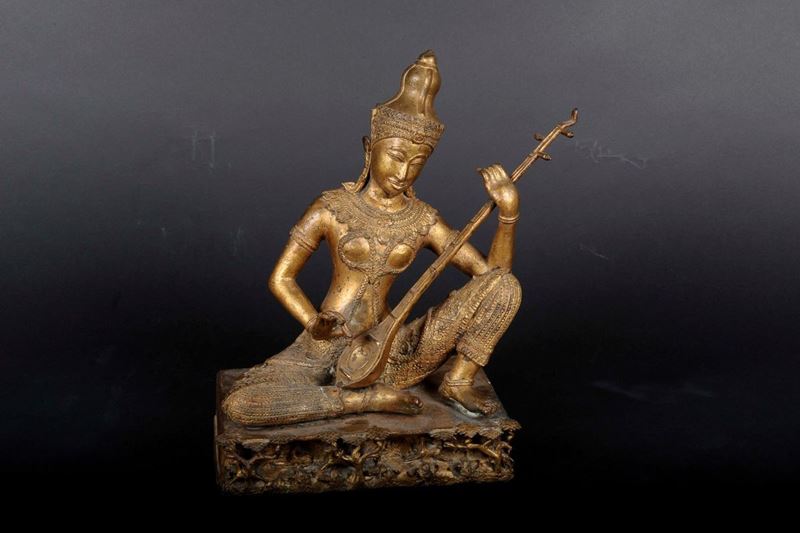 Scultura raffigurante musicante, Thailandia XIX-XX secolo  - Auction Furnishings from the mansions of the Ercole Marelli heirs and other property - Cambi Casa d'Aste