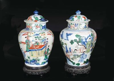 Coppia di Potiches in Porcellana a Smalti Policromi con Decoro di Personaggi, Cina, Dinastia Qing...