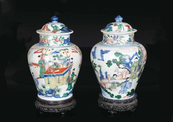 Coppia di potiches in porcellana a smalti policromi con decoro di personaggi, Cina, Dinastia Qing, XVIII secolo