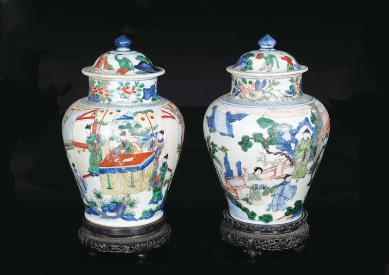 A pair of polychrome enamelled porcelain potiches with figures, China, Qing Dynasty, 18th century  - Auction Chinese Works of Art - Cambi Casa d'Aste