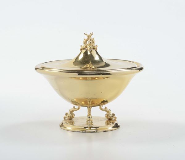 Coppa con coperchio in argento dorato, XX secolo