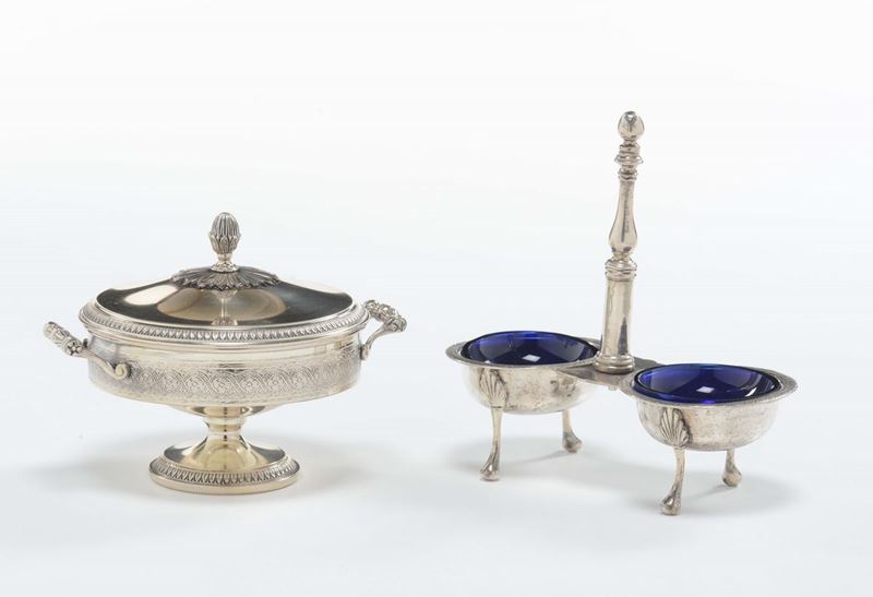 Lotto composto da saliera e coppetta in argento  - Auction Furnishings from the mansions of the Ercole Marelli heirs and other property - Cambi Casa d'Aste