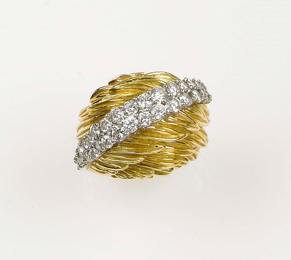 A diamond ring. Mounted in white and yellow gold 750/1000