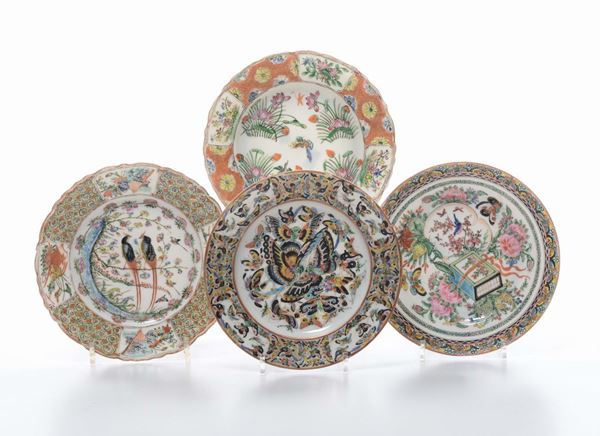 Quattro piattini in porcellana a smalti policromi con decori naturalistici, Cina